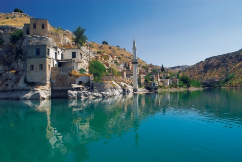 Photo: Sungai Eufrat dan Kota Urfa. Sumber: anadolujet.com